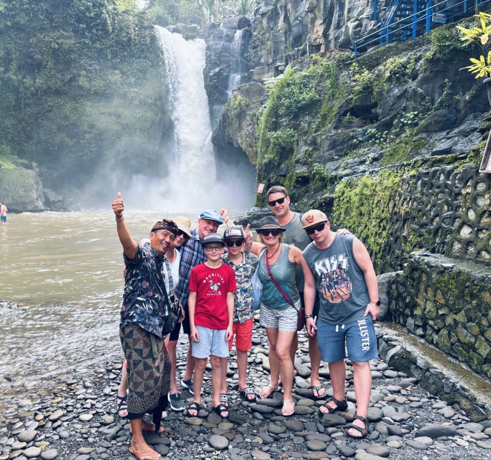 Gruppe am Tegenungan-Wasserfall