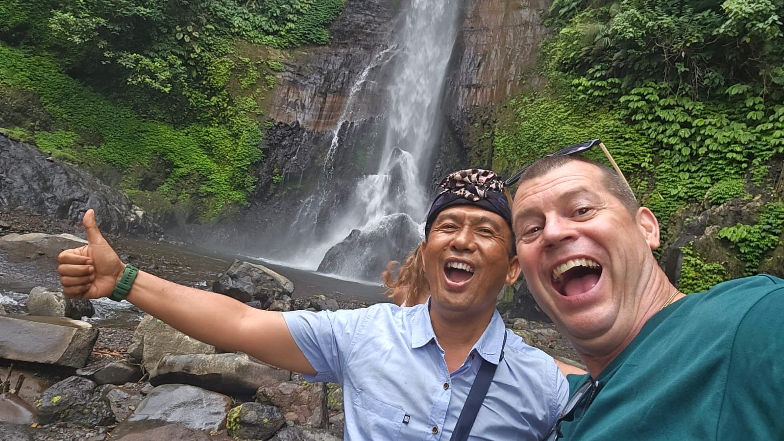 Selfie am Wasserfall mit Wayan