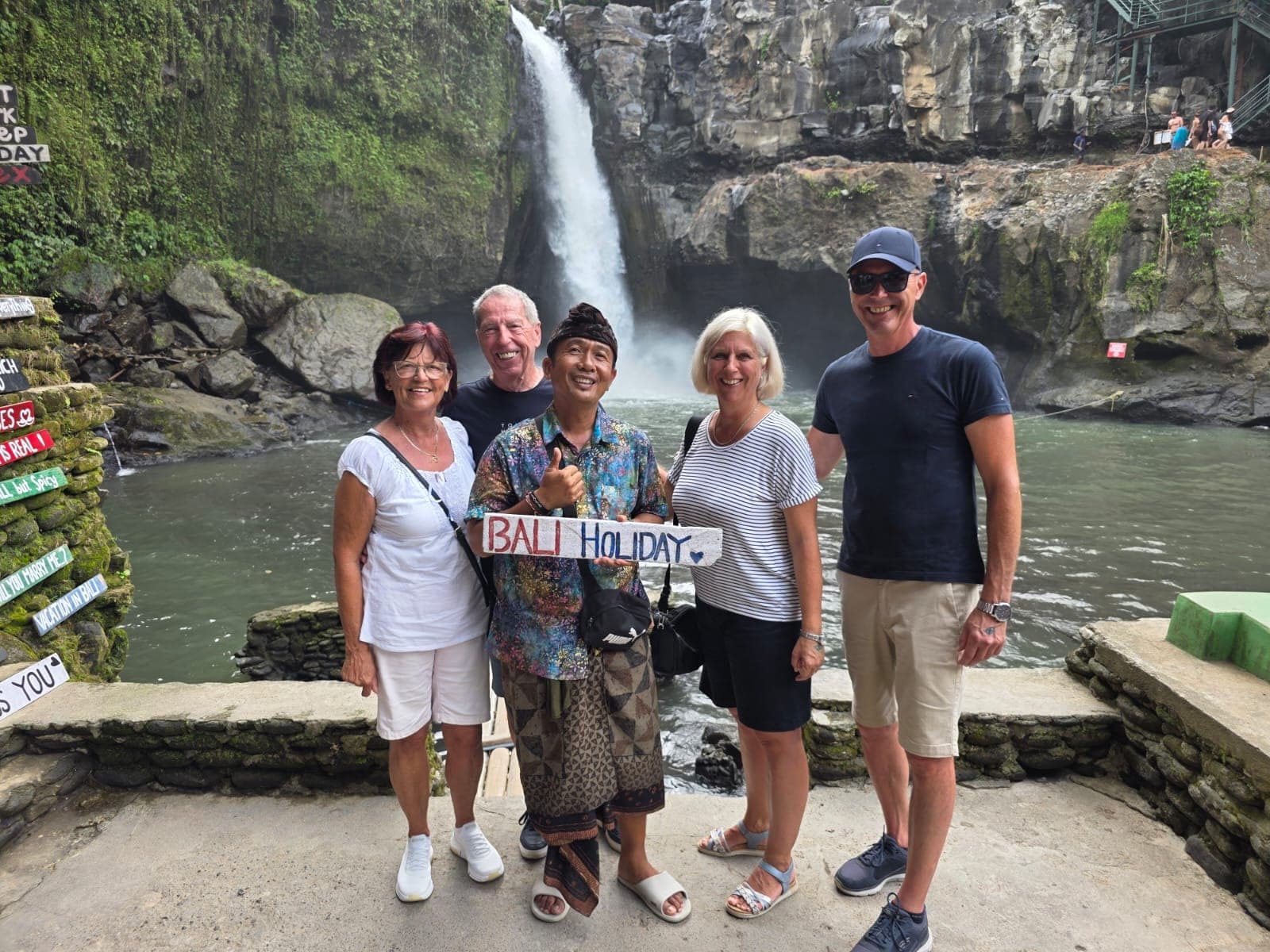 Gruppe am Wasserfall