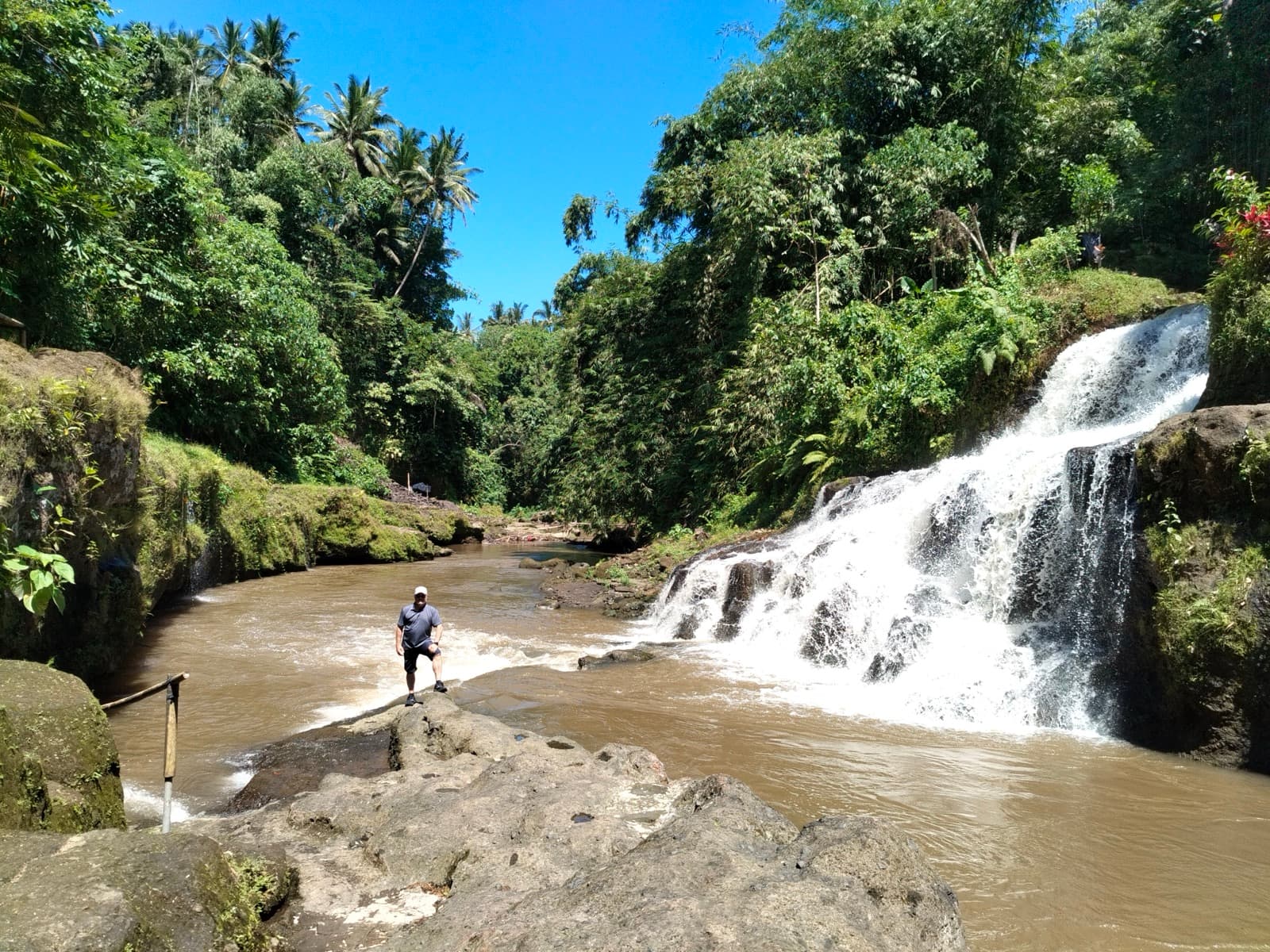 Breiter Dschungel-Wasserfall