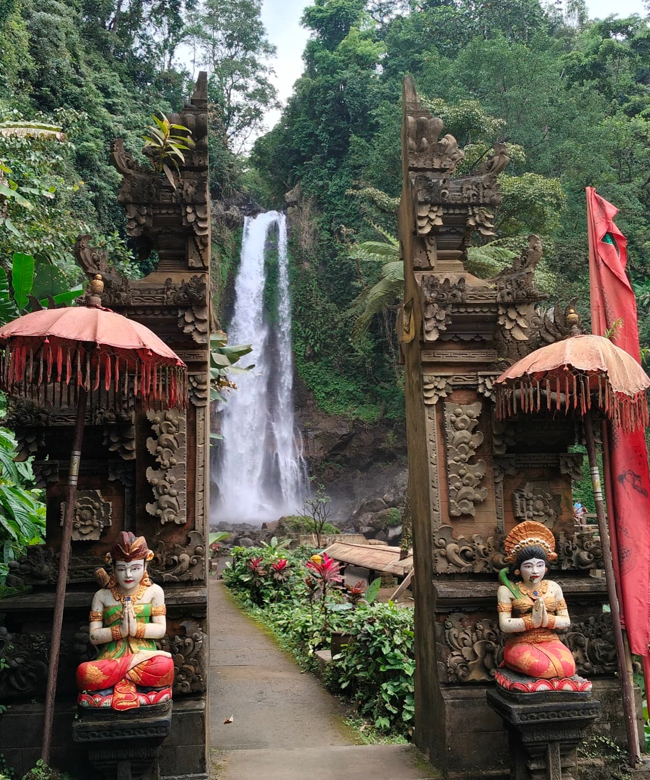 Wasserfall mit Tempelschreinen