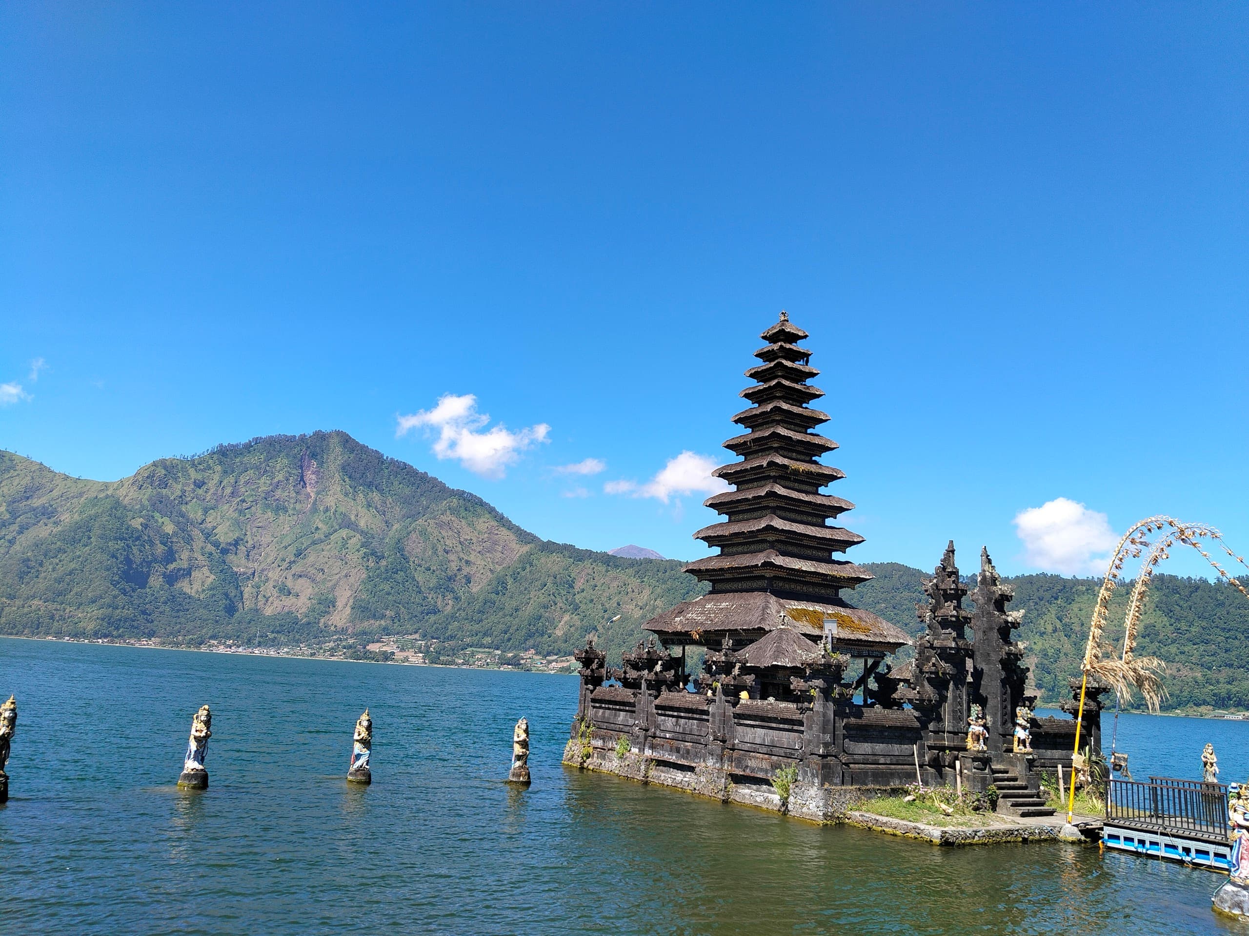 Der Seetempel Pura Ulun Danu Batur am Kratersee mit Vulkanpanorama in Bali